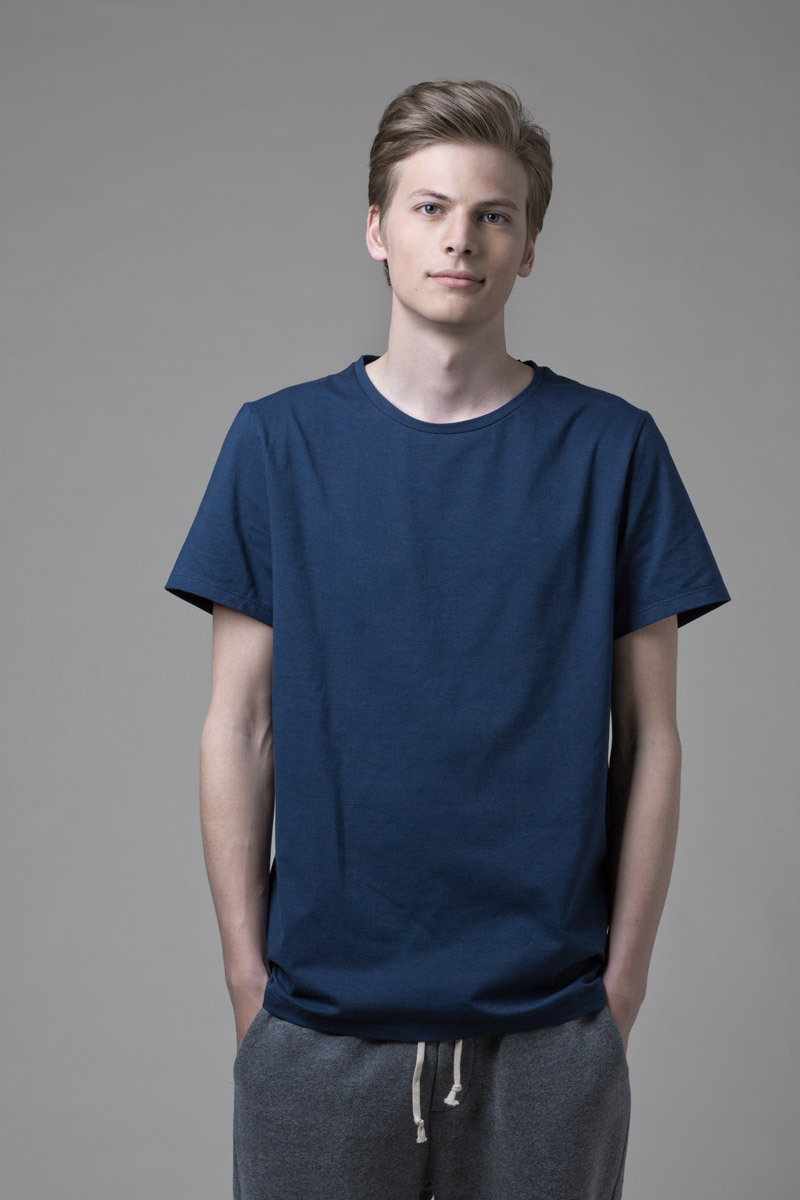Our MANO. 1 BLUE t-shirt in soft cotton. It has a loose fit with a flattering round neckline.