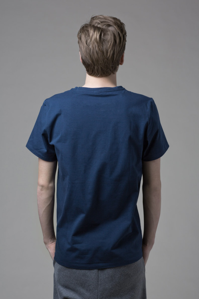 Our MANO. 1 BLUE t-shirt in soft cotton. It has a loose fit with a flattering round neckline.