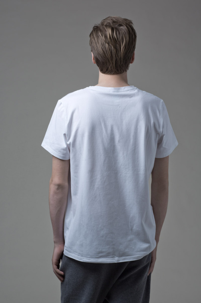 Our MANO. 1 WHITE t-shirt in soft cotton. It has a loose fit with a flattering round neckline.