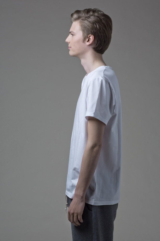 Our MANO. 1 WHITE t-shirt in soft cotton. It has a loose fit with a flattering round neckline.