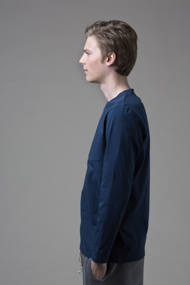 Our MANO. 2 BLUE shirt in soft cotton. It has a loose fit with a flattering round neckline.