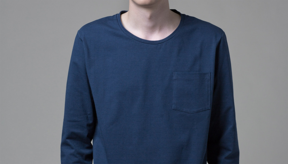 Our MANO. 2 BLUE shirt in soft cotton. It has a loose fit with a flattering round neckline.