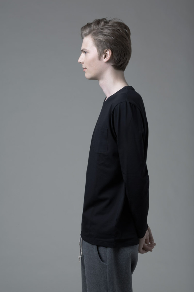 Our MANO. 2 BLACK shirt in soft cotton. It has a loose fit with a flattering round neckline.