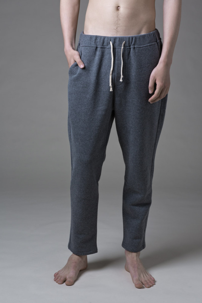 Our MANO. 3 GREY pants in soft cotton. They have a perfect fit with front and back pockets.
