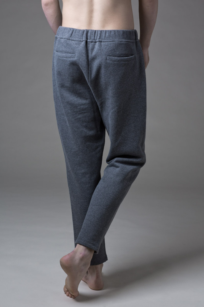 Our MANO. 3 GREY pants in soft cotton. They have a perfect fit with front and back pockets.