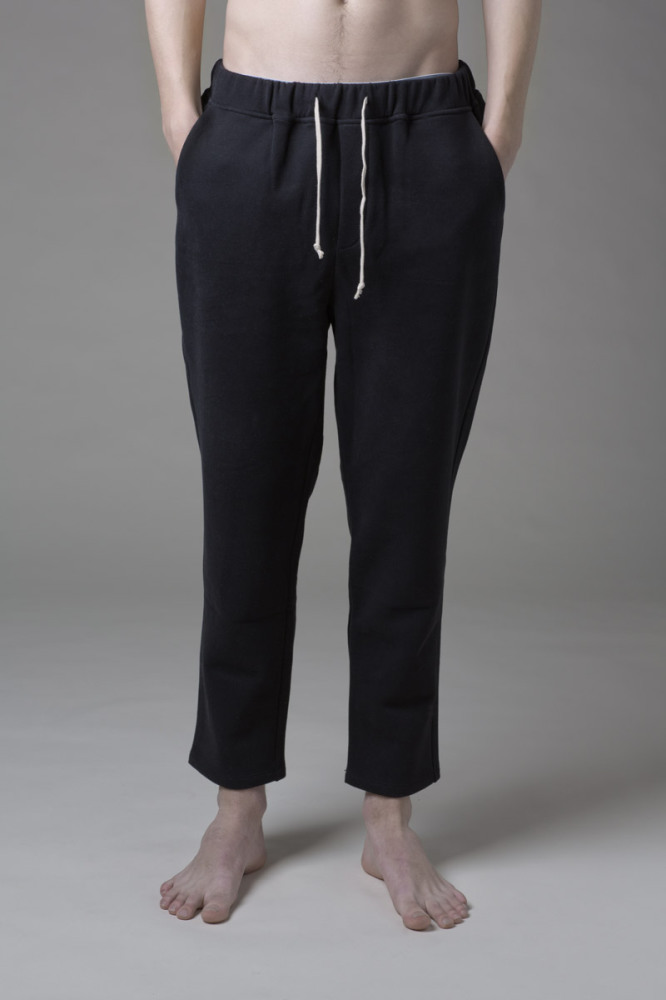 Our MANO. 3 BLACK pants in soft cotton. They have a perfect fit with front and back pockets.
