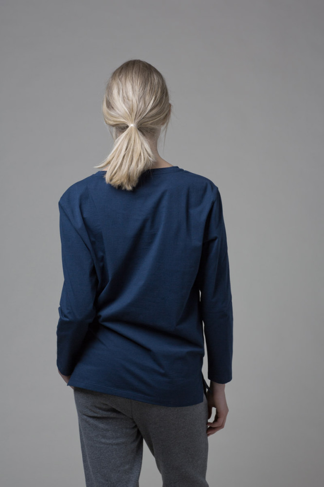Our WONO. 2 BLUE shirt in soft cotton. It has a loose fit with a flattering round neckline.