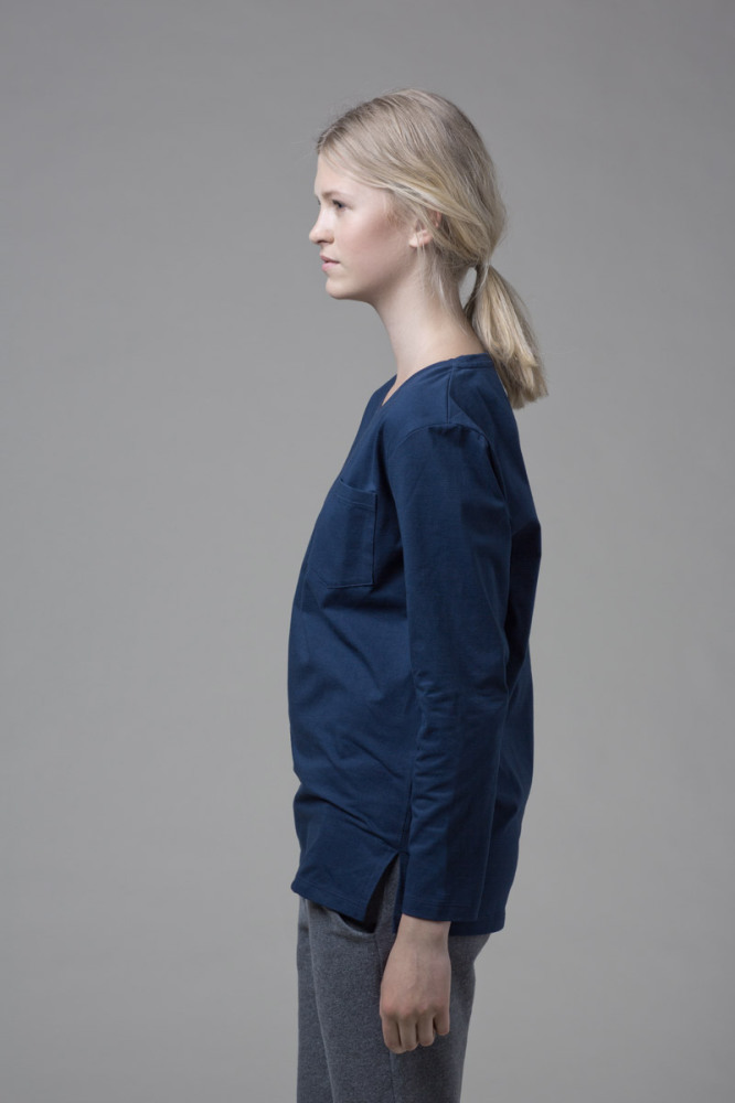 Our WONO. 2 BLUE shirt in soft cotton. It has a loose fit with a flattering round neckline.
