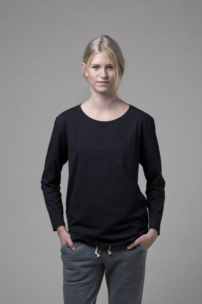 Our WONO. 2 BLACK shirt in soft cotton. It has a loose fit with a flattering round neckline.