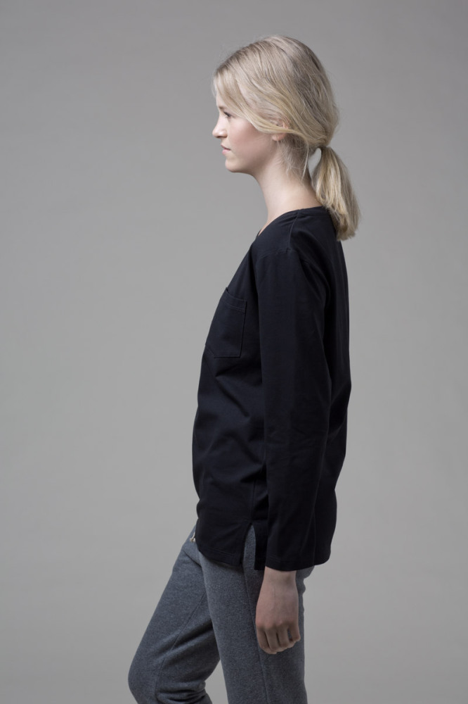 Our WONO. 2 BLACK shirt in soft cotton. It has a loose fit with a flattering round neckline.