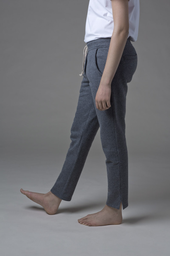 Our WONO. 3 GREY pants in soft cotton. They have a perfect fit with front and back pockets.