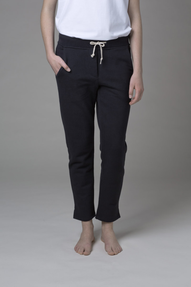 Our WONO. 3 BLACK pants in soft cotton. They have a perfect fit with front and back pockets.